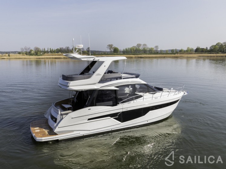 Galeon 500 Fly - Yacht Charter Sailica