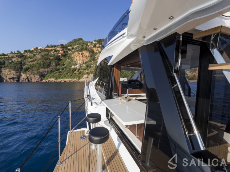 Galeon 500 Fly - Yacht Charter Sailica