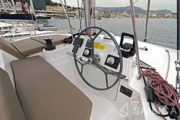 Bali 4.1 - Yacht Charter Sailica