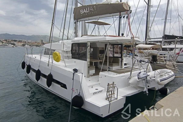 Bali 4.1 - Yacht Charter Sailica