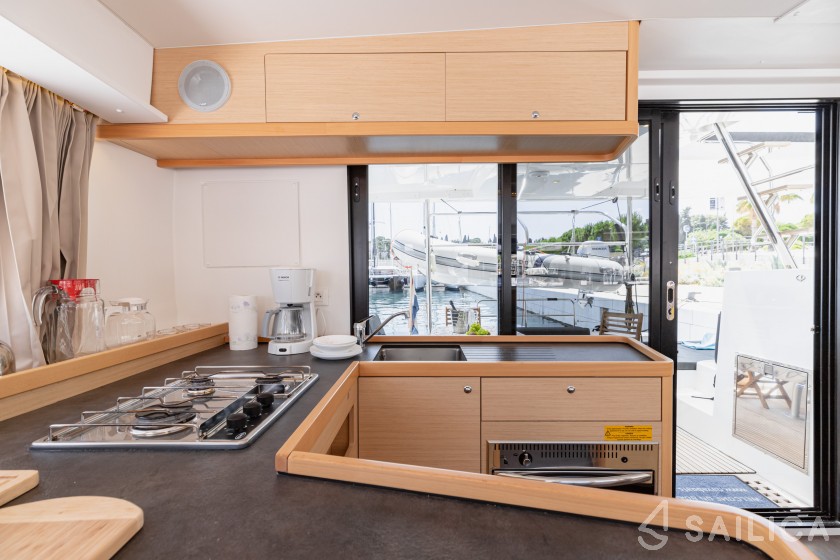 Lagoon 42 - 4 + 2 cab. - Yacht Charter Sailica