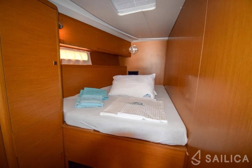 Jeanneau 53 - Yacht Charter Sailica