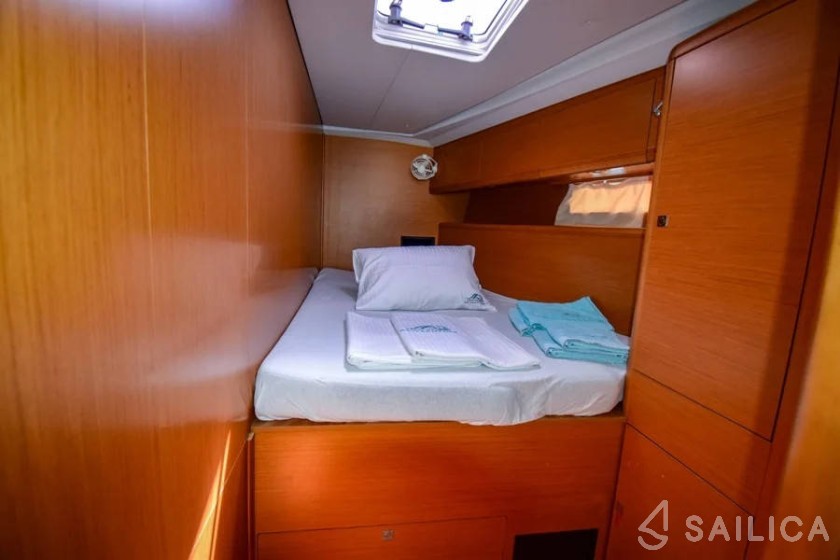 Jeanneau 53 - Yacht Charter Sailica