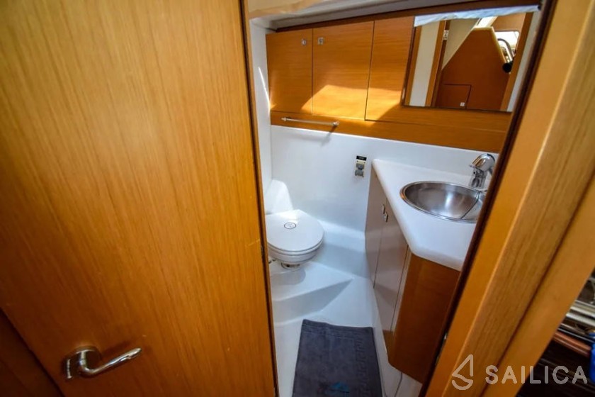 Jeanneau 53 - Yacht Charter Sailica