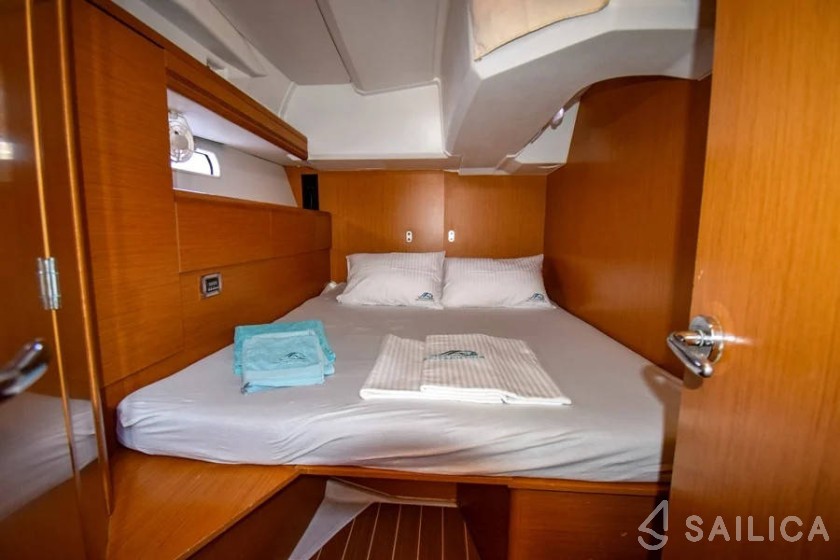 Jeanneau 53 - Yacht Charter Sailica
