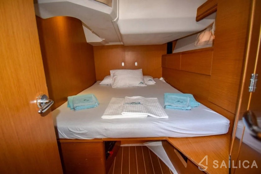 Jeanneau 53 - Yacht Charter Sailica
