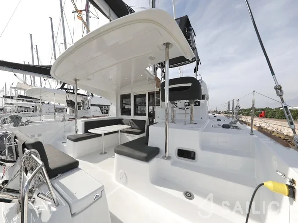 Lagoon 40 - Yacht Charter Sailica
