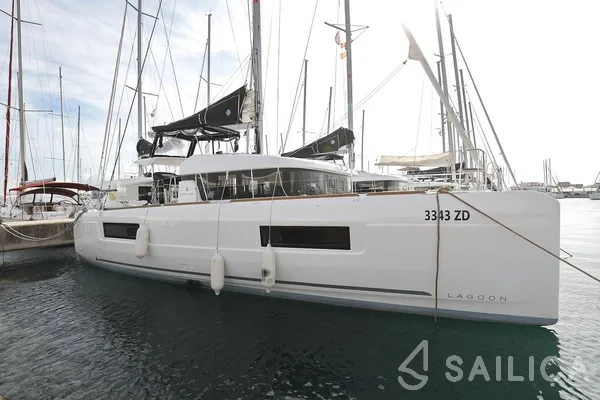 Lagoon 40 - Yacht Charter Sailica