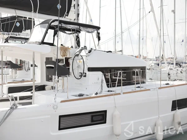 Lagoon 40 - Yacht Charter Sailica
