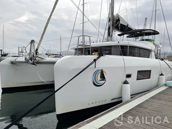 Lagoon 42 - Yacht Charter Sailica