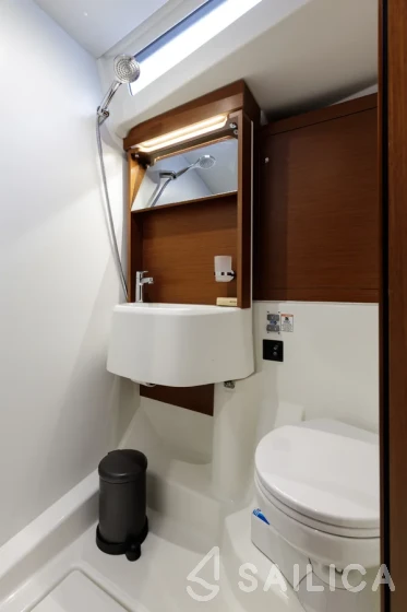 Oceanis 51.1 - Yacht Charter Sailica
