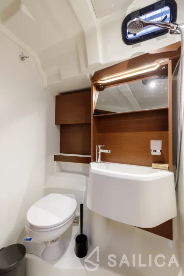 Oceanis 51.1 - Yacht Charter Sailica