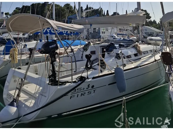 First 35 - Yacht Charter Sailica