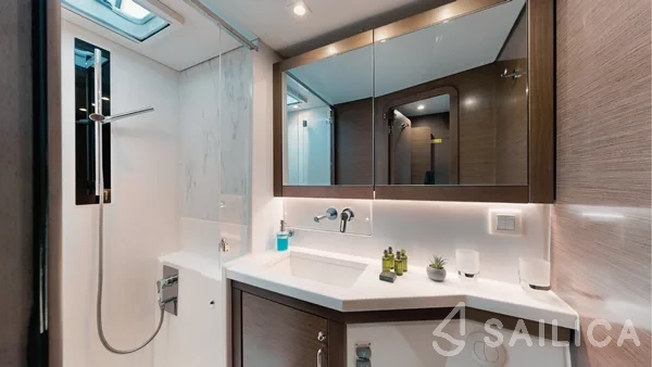 Lagoon 450  Flybridge - Yacht Charter Sailica