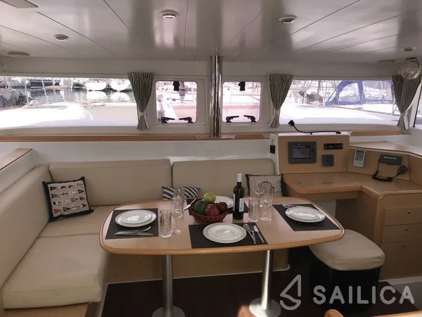 Lagoon 400 - Yacht Charter Sailica