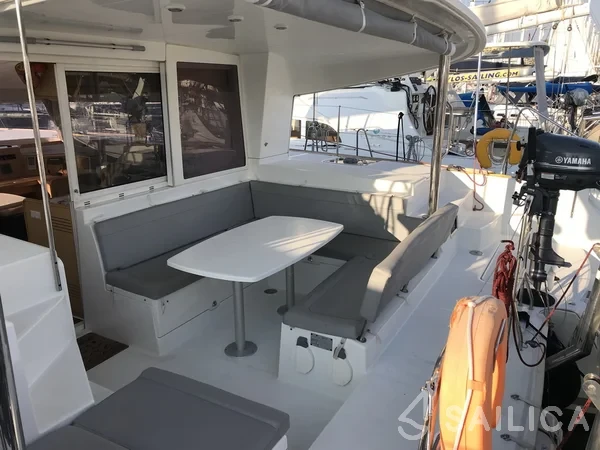 Lagoon 400 - Yacht Charter Sailica