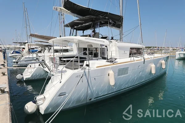Lagoon 450  Flybridge - Yacht Charter Sailica