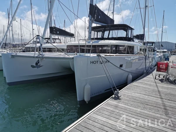Lagoon 450  Flybridge - Yacht Charter Sailica