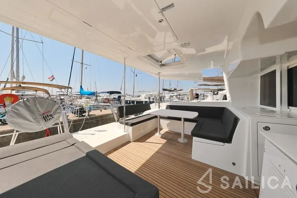 Lagoon 450  Flybridge - Yacht Charter Sailica