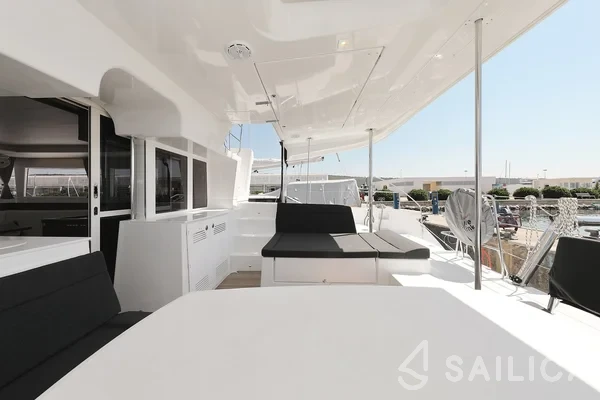 Lagoon 450  Flybridge - Yacht Charter Sailica