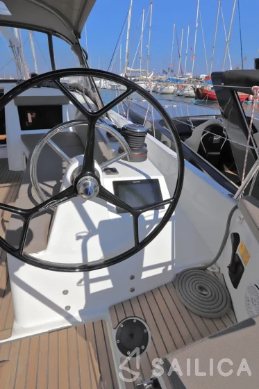 Sun Odyssey 410 - Photo #78 Sun Odyssey 410 - Yacht Charter Sailica