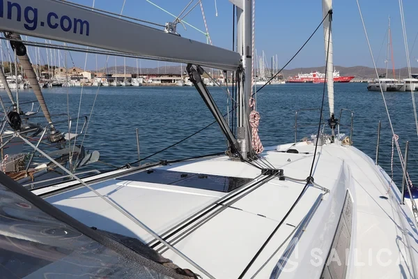 Sun Odyssey 410 - Photo #81 Sun Odyssey 410 - Yacht Charter Sailica