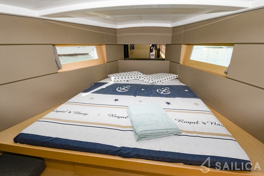 Oceanis 38 - Yacht Charter Sailica