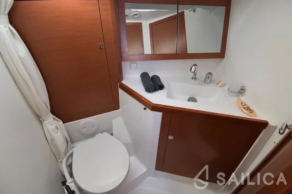 Oceanis 45 - Yacht Charter Sailica