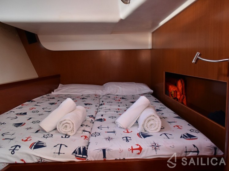 Oceanis 54 - Yacht Charter Sailica