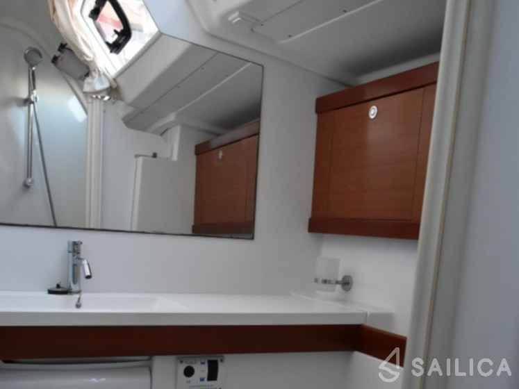 Oceanis 54 - Yacht Charter Sailica