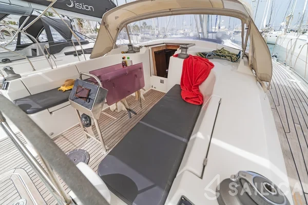 Hanse 430 - Yacht Charter Sailica