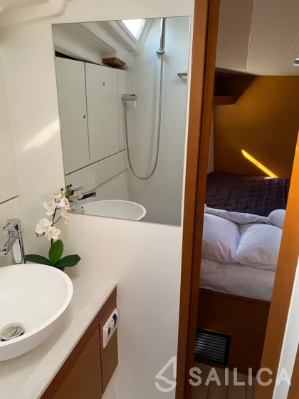 Jeanneau 54 - Yacht Charter Sailica
