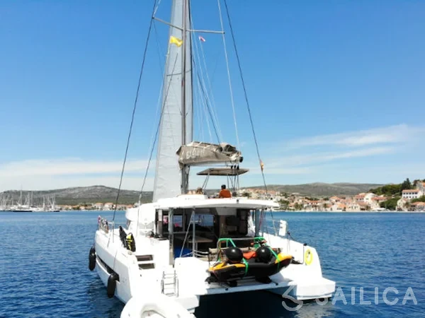 Bali 4.1 - Yacht Charter Sailica