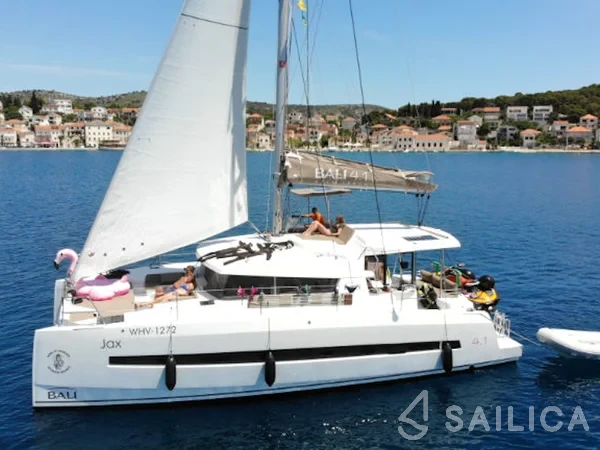 Bali 4.1 - Yacht Charter Sailica