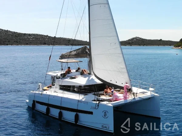 Bali 4.1 - Yacht Charter Sailica