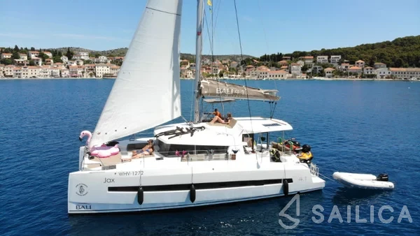 Bali 4.1 - Yacht Charter Sailica