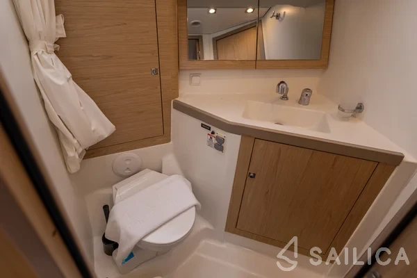 Oceanis 45 - Yacht Charter Sailica
