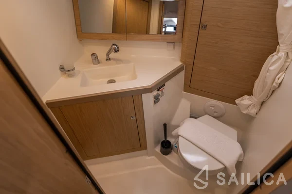 Oceanis 45 - Yacht Charter Sailica