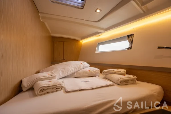 Oceanis 45 - Yacht Charter Sailica
