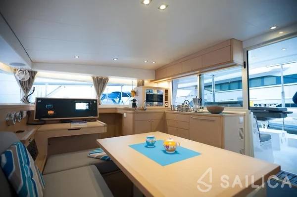 Lagoon 400 S2 - Yacht Charter Sailica