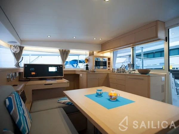 Lagoon 400 S2 - Yacht Charter Sailica