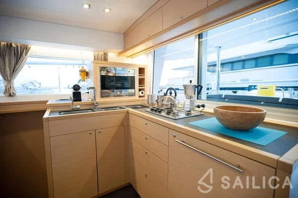 Lagoon 400 S2 - Yacht Charter Sailica