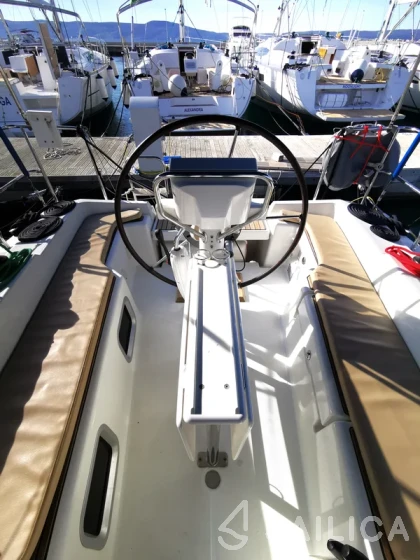 Sun Odyssey 33i - Yacht Charter Sailica