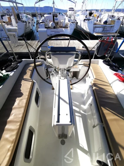 Sun Odyssey 33i - Yacht Charter Sailica