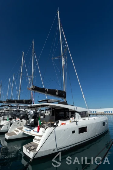 Lagoon 42 - Yacht Charter Sailica