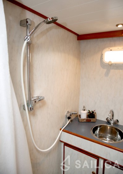 De Drait Renal 40 - Yacht Charter Sailica