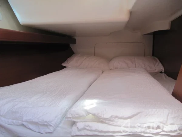 Oceanis 393 Clipper - Yacht Charter Sailica