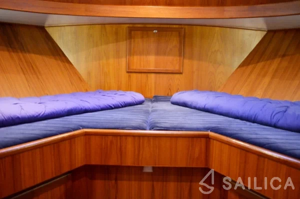 De Drait DeLuxe 42 - Yacht Charter Sailica