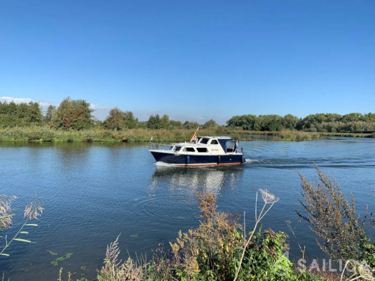 Pedro 800 - Yacht Charter Sailica