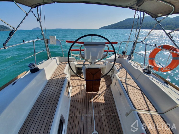 Sun Odyssey 33i - Yacht Charter Sailica